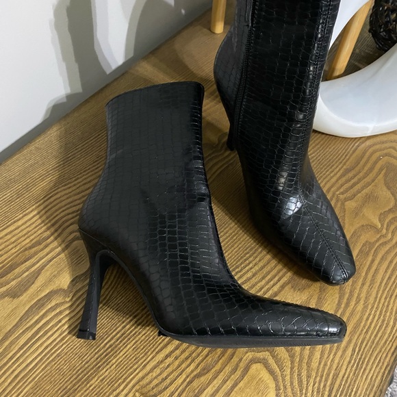 Billini booties in black. Women’s size 7- like new - Picture 9 of 11